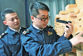 執法記錄儀出現在海關查驗關員手里